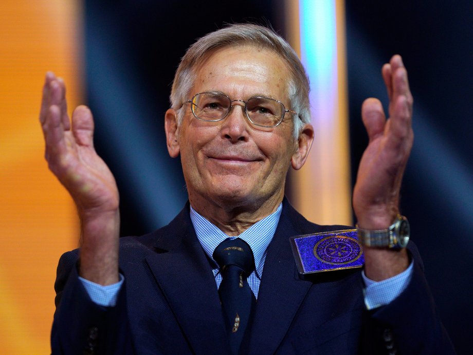 Jim Walton zawdzięcza swój majątek udziałom rodzinnym w Walmart. 