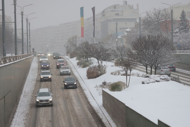 Traffic in winter conditions in Bucharest. What does the ANM forecast look like for the Capital this weekend?