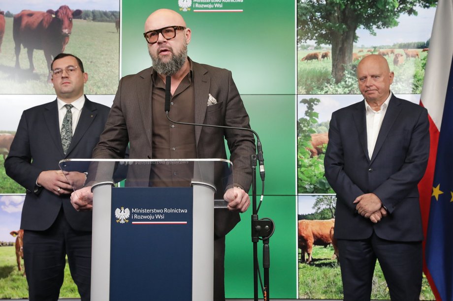 Minister of Agriculture and Rural Development Stefan Krajewski (left), chairman of the Beef Sector Council Jerzy Wierzbicki (right) and vice-president of the Polish Sustainable Beef Platform Jacek Zarzecki (center) at a press conference on the EU-Mercosur agreement, January 2026