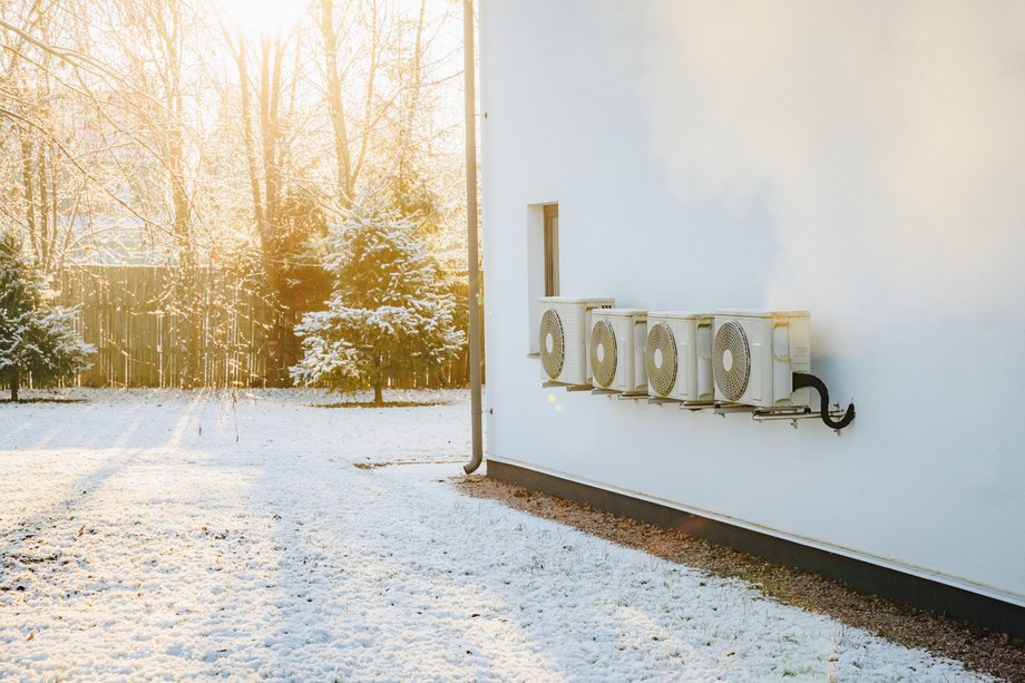 The efficiency of the heat pump decreases as the temperature difference between the external and internal heat source increases