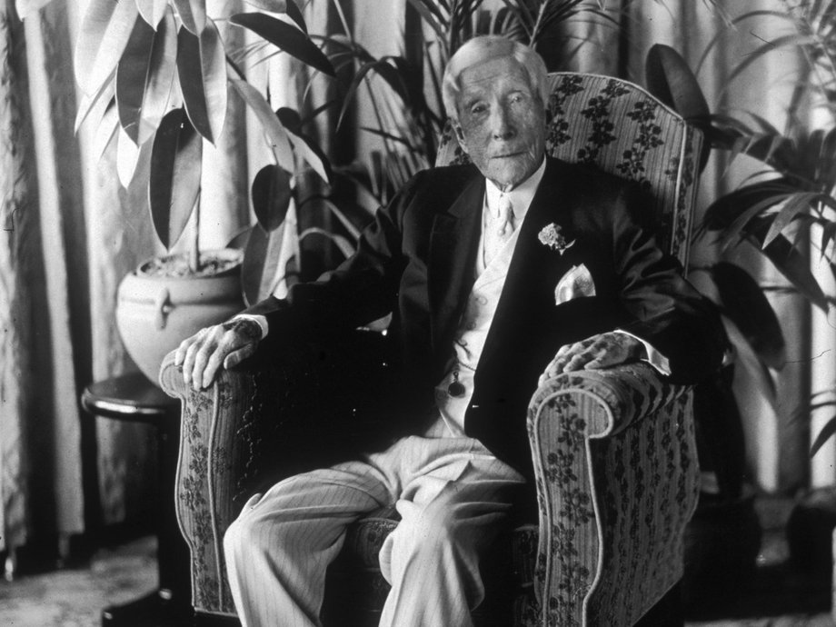 John D. Rockefeller zgromadził niespotykane dotąd bogactwo, dominując na wczesnym etapie rozwoju amerykańskiego przemysłu naftowego za pośrednictwem spółki Standard Oil.