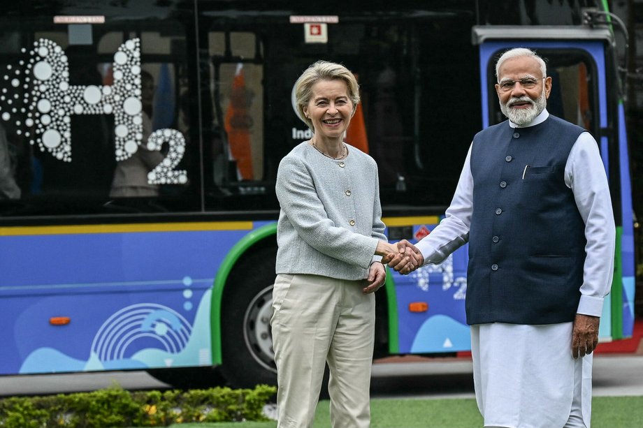 European Commission President Ursula von der Leyen and Indian Prime Minister Narendra Modi next to a hydrogen bus, February 28, 2025 