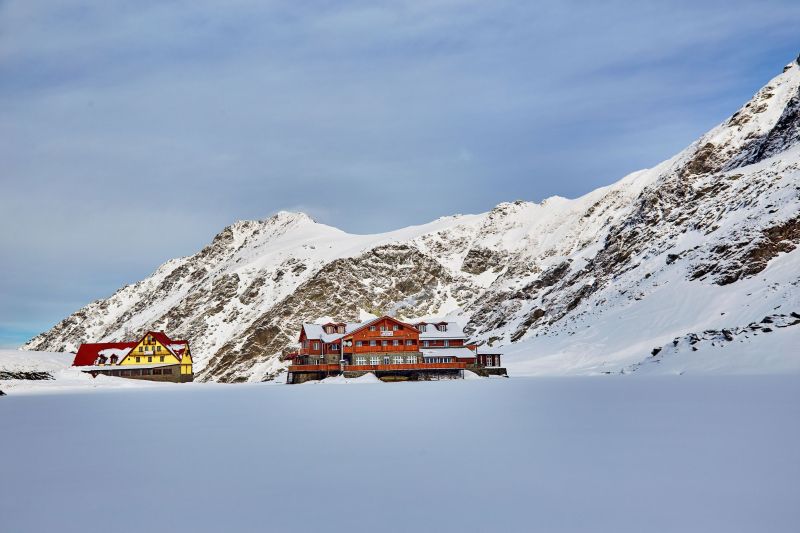 What was the thickest layer of snow in Romania in the last 15 years and when it was -21 degrees Celsius in Bucharest in January