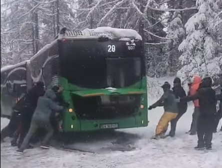 Bus stuck in snow on the way to Poiana Brașov / Photo: Video capture of Radio Romania Brașov