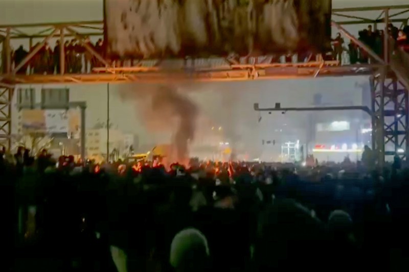 Iran riots: At least 500 people killed, according to NGO / Trump says Tehran 'wants to negotiate'