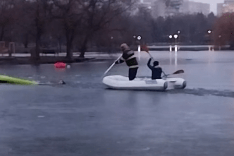 Firefighters from Bucharest rescued a young man who fell into a frozen lake while trying to pull a dog out of the water - VIDEO