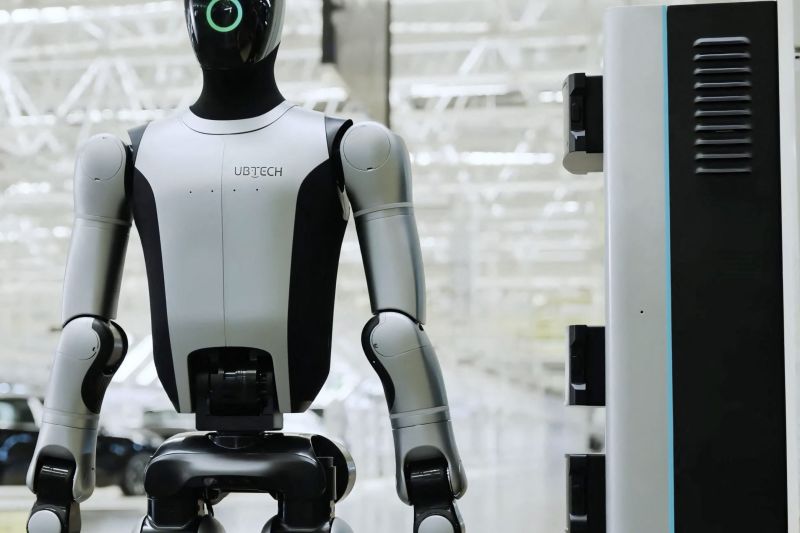 Humanoid robots still have a long way to go to reach people in terms of efficiency, claims the director of a large company in the field