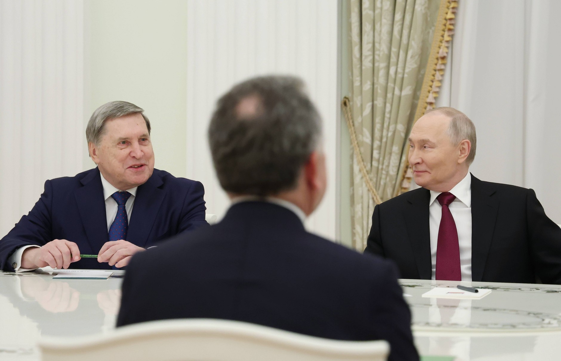 Jurij Uszakow i Władimir Putin w trakcie rozmowy ze Steve'em Witkoffem, wysłannikiem prezydenta USA, Moskwa, 2 grudnia 2025 r.
