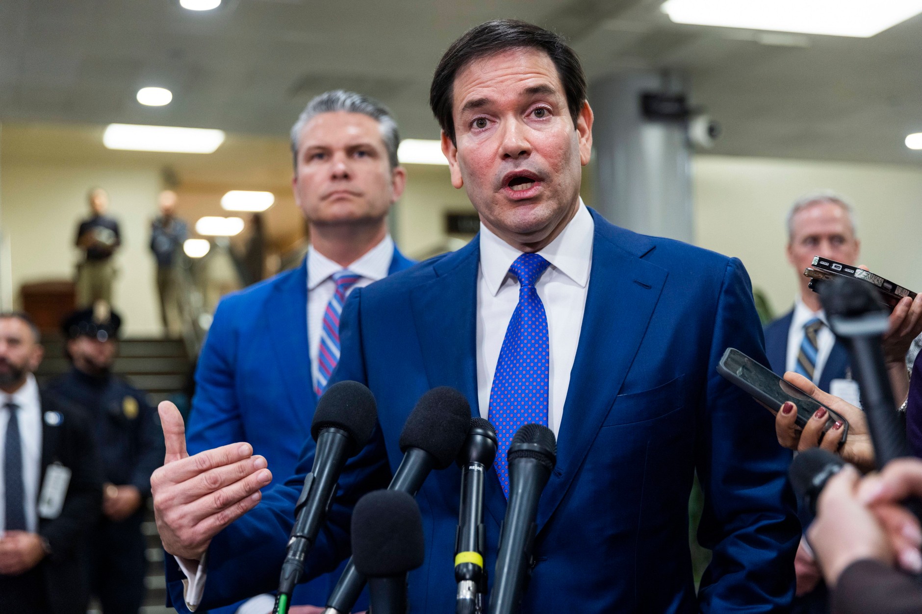 Sekretarz obrony Pete Hegseth oraz sekretarz stanu USA Marco Rubio podczas rozmowy z dziennikarzami po poinformowaniu senatorów USA o schwytaniu prezydenta Wenezueli Nicolasa Maduro, Waszyngton, USA, 7 stycznia 2026 r.