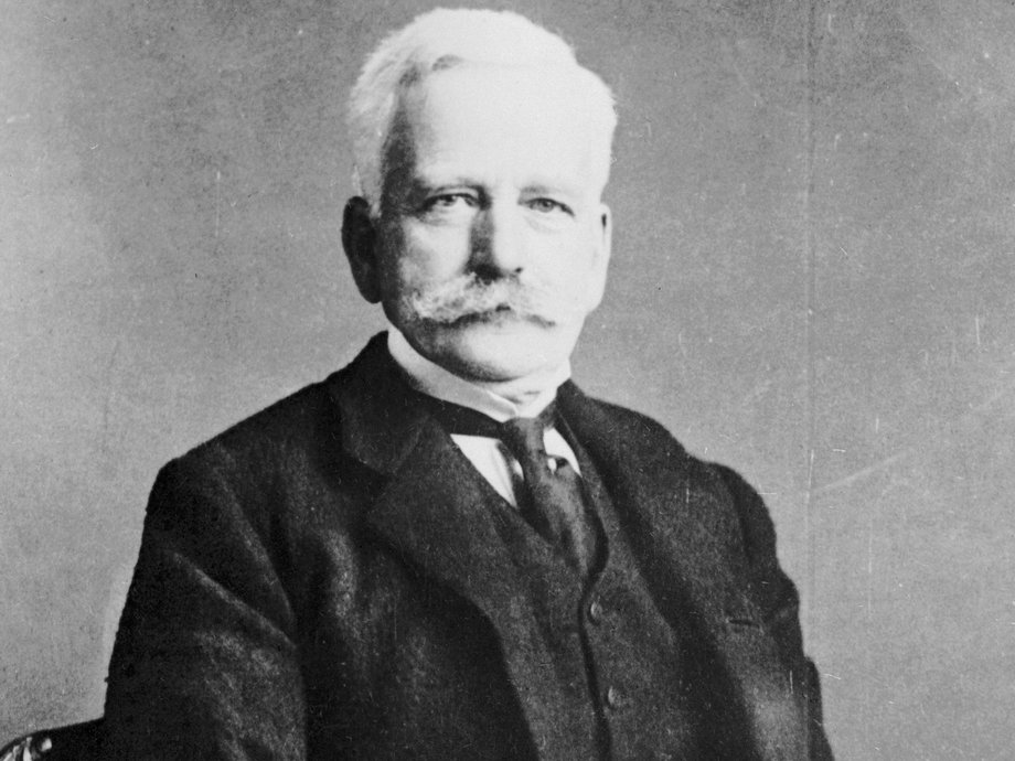 Marshall Field dorobił się majątku, redefiniując amerykański handel domami towarowymi. 