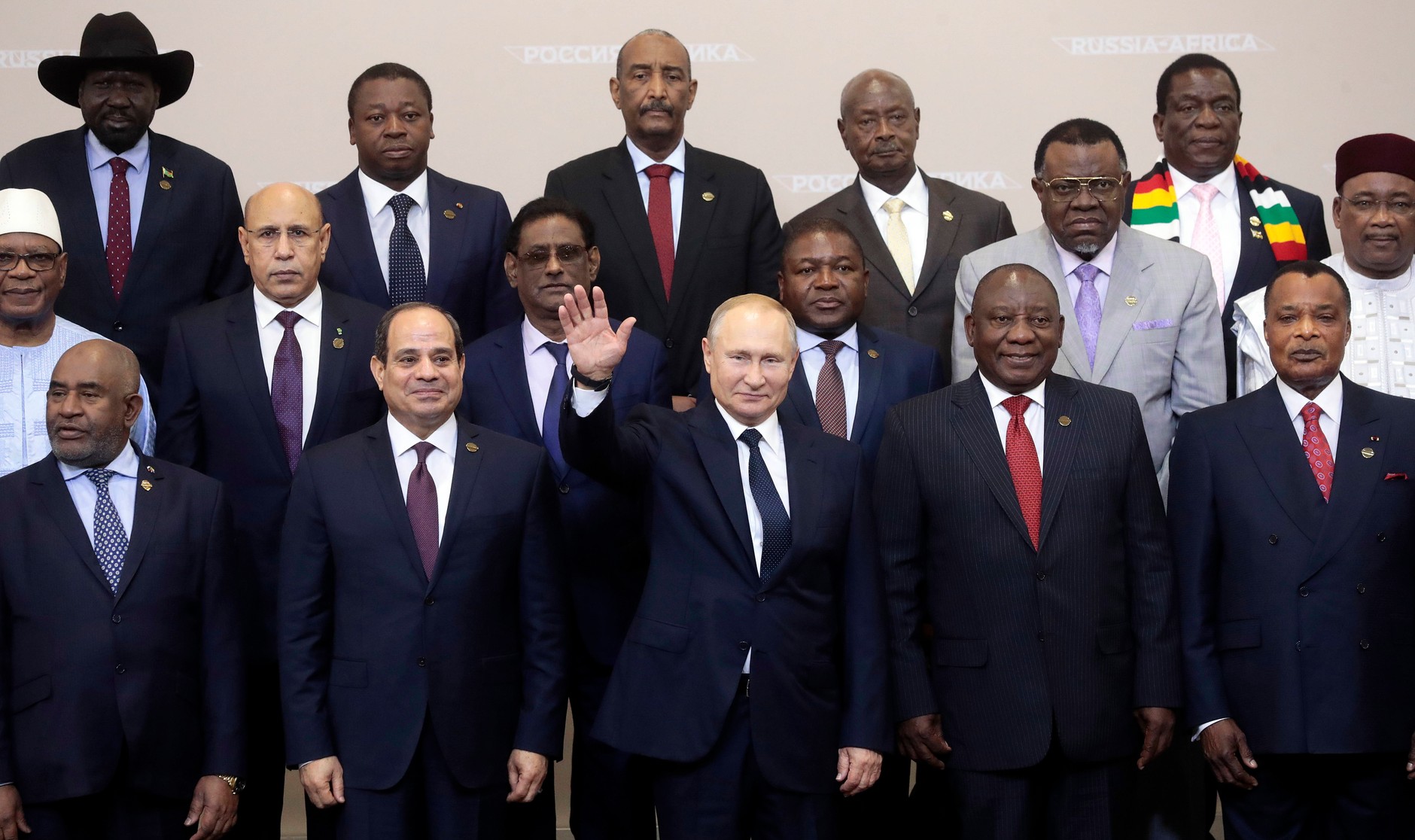 Władimir Putin macha podczas zdjęcia z szefami państw w trakcie pierwszego szczytu Rosja-Afryka. Soczi, 24 października 2019 r.