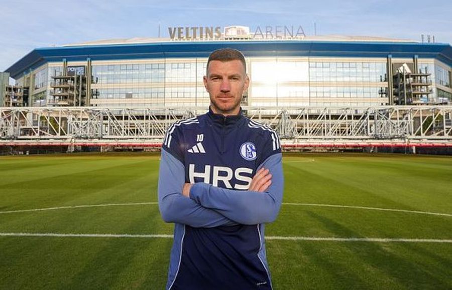 Dzekomania in Gelsenkirchen » Schalke supporters bought thousands of t-shirts of the 39-year-old striker!