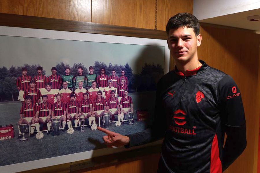 Matteo Duțu was photographed at Milanello next to the image of Milan's great team from the late 80s, with Van Basten, Gullit and Rijkaard, photo: Andrei Furnigă (GSP.ro) The University of Craiova is fighting with Dinamo for the AC Milan footballer: