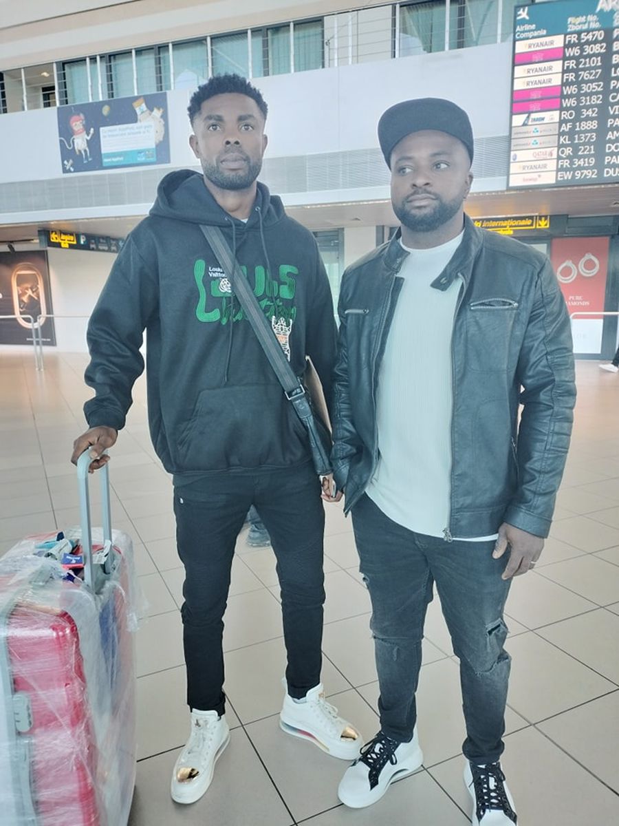 Tegbo Best alături de unul dintre jucătorii pe care i-a adus din Nigeria, Michael Kagbo, în toamna lui 2022. Foto: facebook.com/TegboBest „Rețeaua Nigeria” » Jucători păcăliți sau legați cu clauze aberante de un fost fotbalist care acționează ca fals impresar în România + „Săracii, le cereau colegilor bani pentru Paracetamol!”