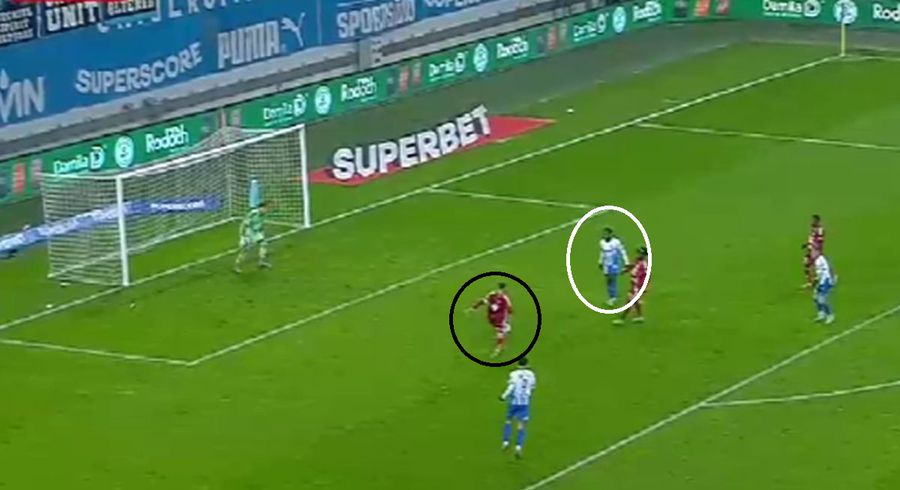 Without being pressed, Miron (circled in black) gave the ball to Etim (circled in white) Miron says what he wanted to the inexplicable blunder in Craiova - Botoșani