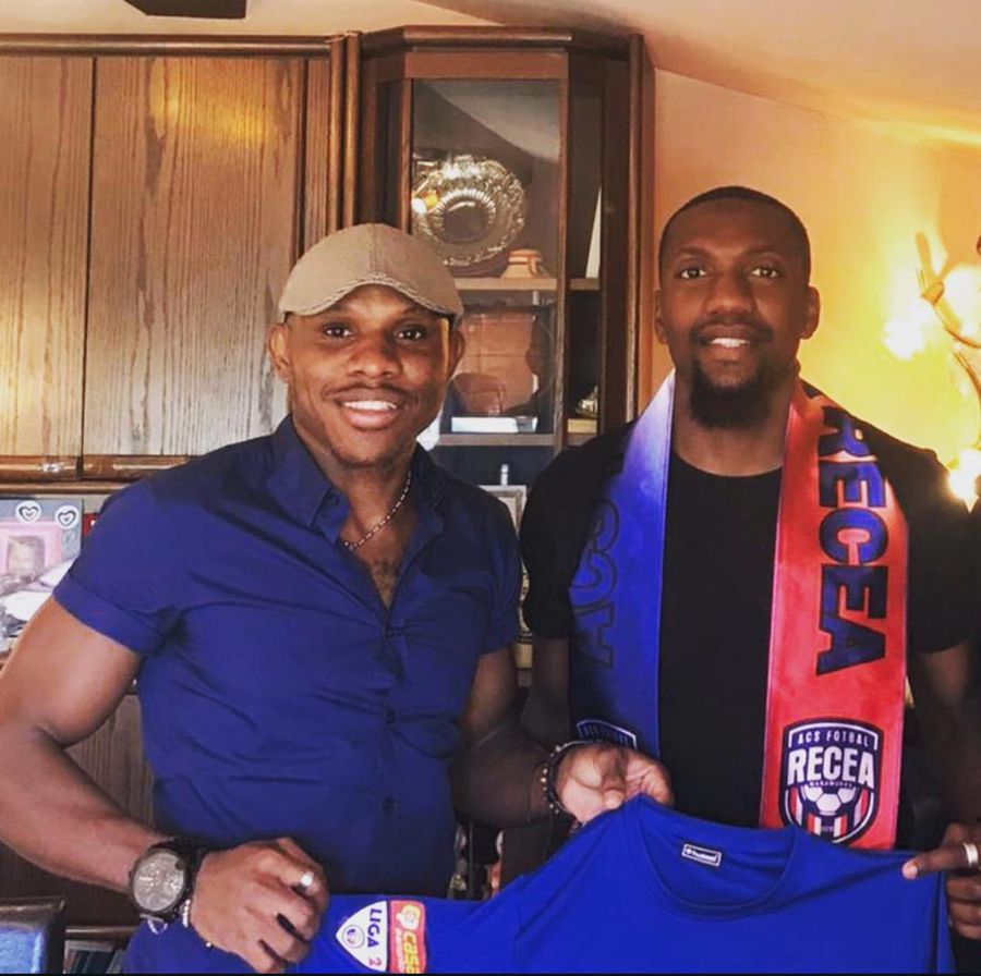 Michael Ibe (stânga) la transferul congolezului Arsene Luboya la Recea, jucător ajuns ulterior la Craiova lui Mititelu „Rețeaua Nigeria” » Jucători păcăliți sau legați cu clauze aberante de un fost fotbalist care acționează ca fals impresar în România + „Săracii, le cereau colegilor bani pentru Paracetamol!”