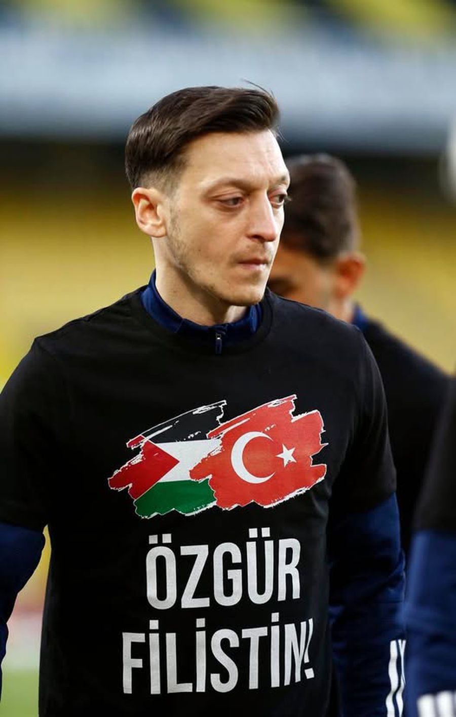 Mesut Ozil wears a shirt in support of the situation between Palestine and Israel / photo: Facebook: AiScore Istanbul was paralyzed on the first day of the year! 500,000 protesters on the streets » The reaction of a famous former footballer