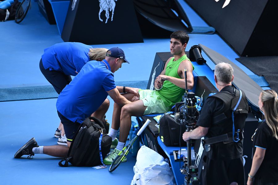 Carlos Alcaraz had problems in the semifinal with Zverev // photo: Imago Did Carlos Alcaraz get special treatment in the Australian Open semi-final? What the specialists say