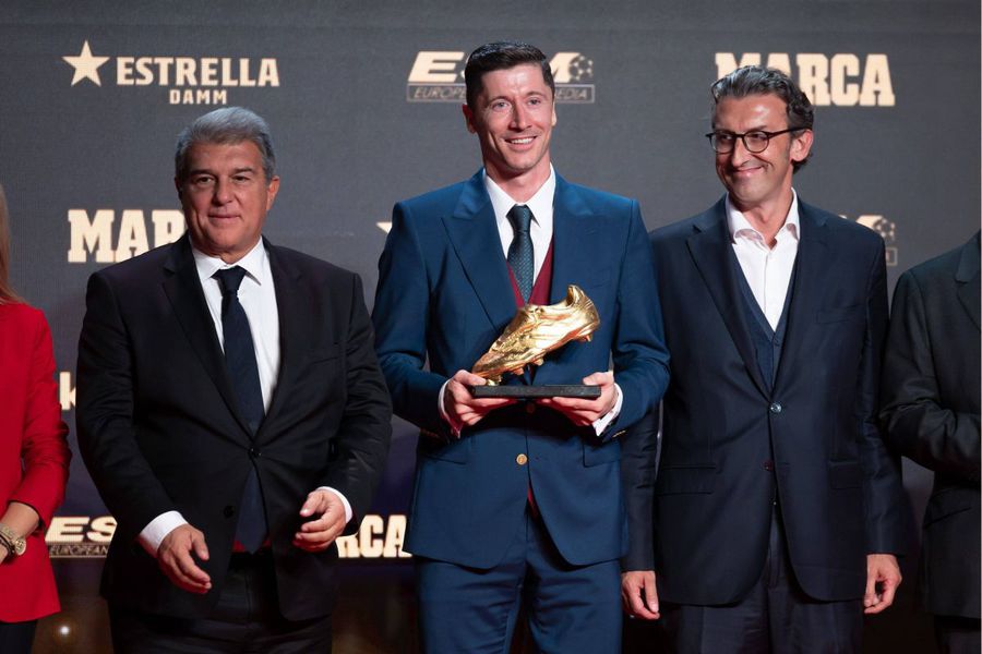 Robert Lewandowski, with the trophy dedicated to the best scorer, together with the president of Barcelona, Joan Laporta (left) / Photo: Imago Robert Lewandowski, touching revelations about losing his father at 16: