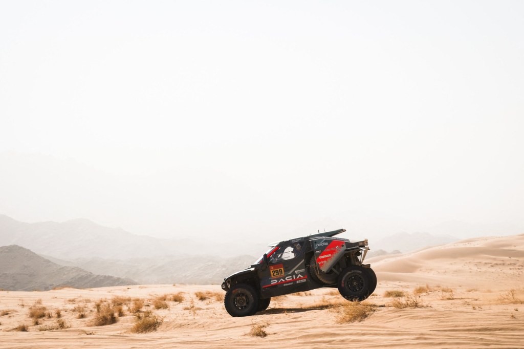 The Dacia Sandriders crew with number 299 consisting of Nasser Al-Attiyah and Fabian Lurquin, during the Dakar rally Photo: Profimedia