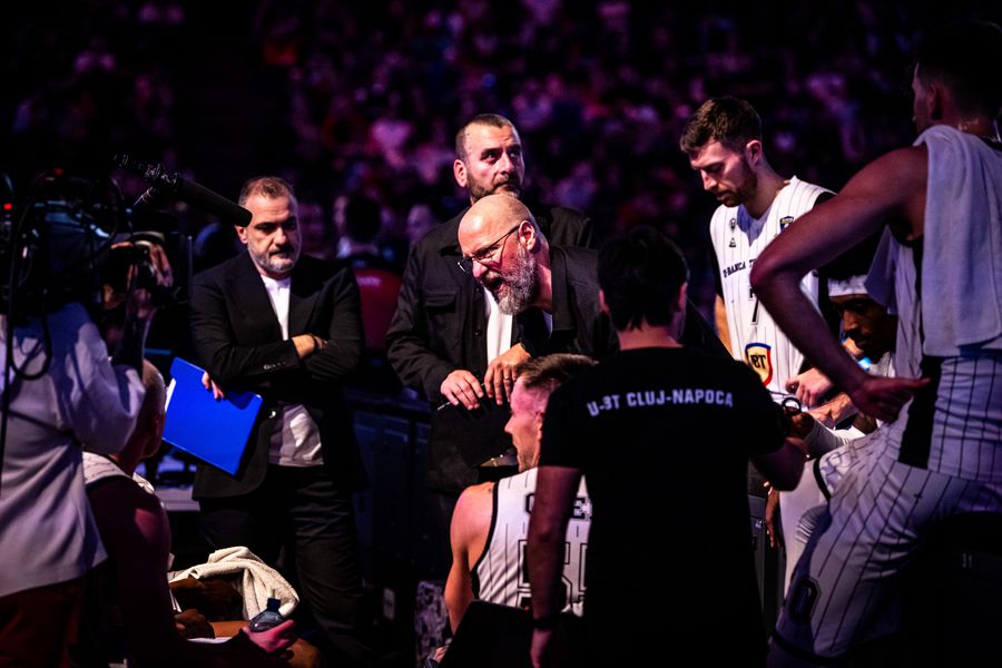 Mihai Silvășan, at time-out, during the duel with Dubai Basketball/Photo: Manases Sandor (aba-liga.com) Basketball show in BTarena! U-BT Cluj-Napoca dreamed, but was brought down to earth by Dubai Basketball