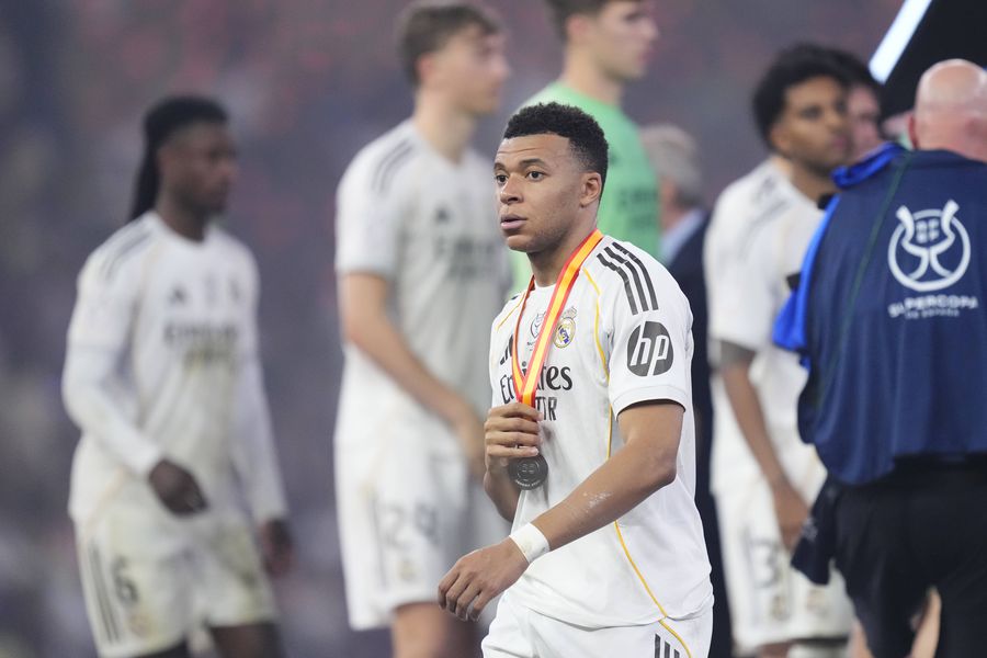 Mbappe's gesture went around the internet » He didn't let his teammates applaud the Barcelona players