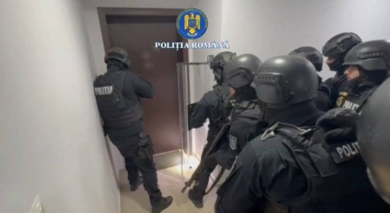 VIDEO A woman and her one-year-old child, seized in Bucharest by her ex-partner. The police intervened in force: