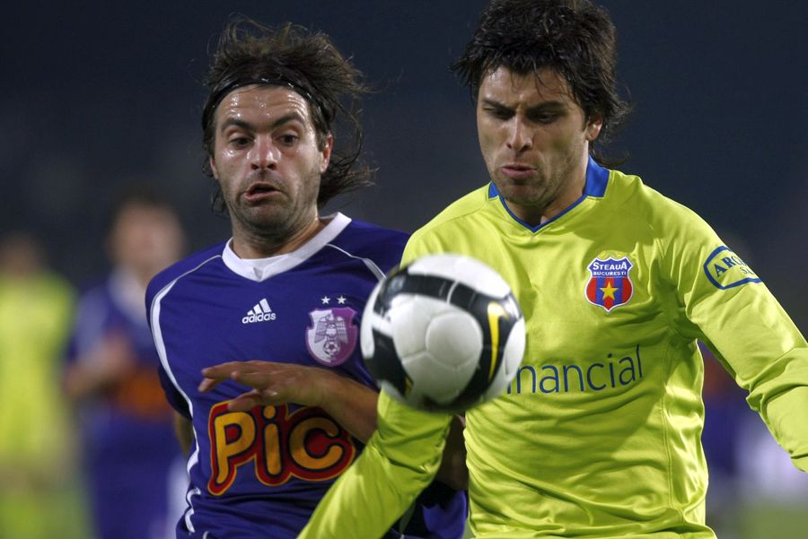 Elias Bazzi, on the left, in a duel with Juan Carlos Toja / photo: GSP Archive