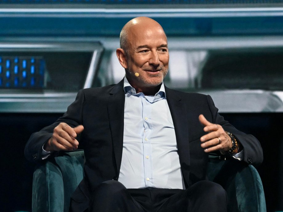Bezos zbudował fortunę, zakładając Amazon, który zmienił światowy handel detaliczny. 