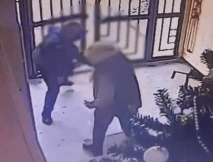 VIDEO Shocking scenes in a Bucharest block staircase: an elderly woman, attacked and robbed by a man