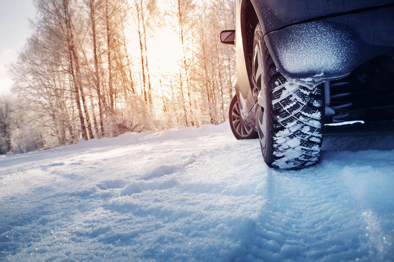 Car on snowy road, Photo: DreamsTime