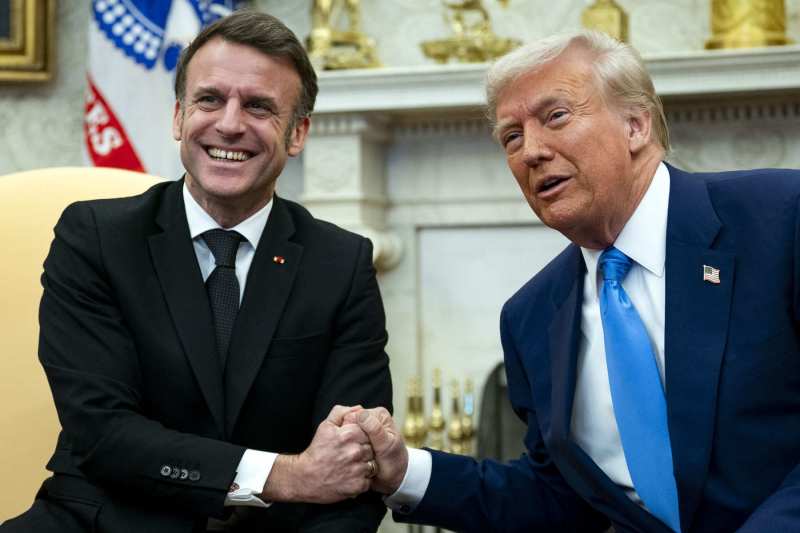 Donald Trump made public the messages he received from Emmanuel Macron.