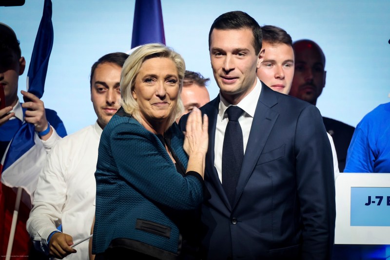 The government in Paris, targeted by a new motion of censure. The extreme right denounces the