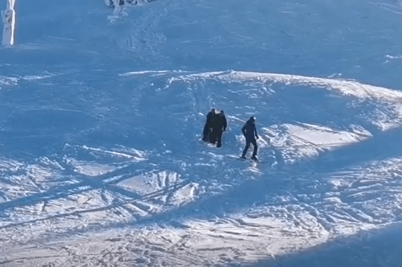 VIDEO Woman in a skirt and coat, taken down the slope by a mountain gendarme, in the Postăvaru Massif.