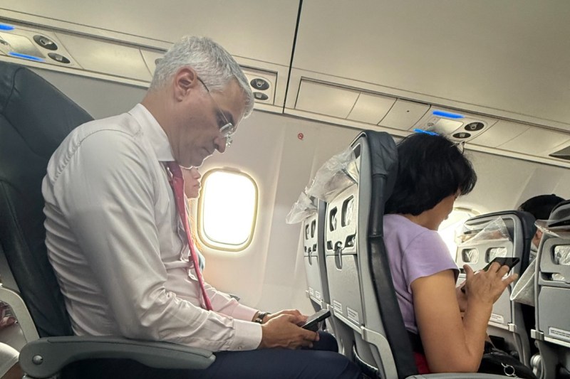 A minister publishes his ministry's foreign travel expenses: