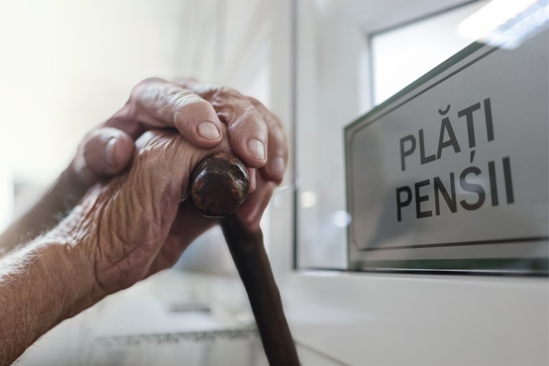Pension payments. Hotnews collage. Photo: Inquam Photos, Shutterstock