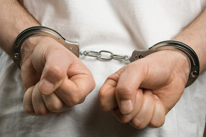 A man from Vaslui managed to run away after hitting the policemen who had handcuffed him