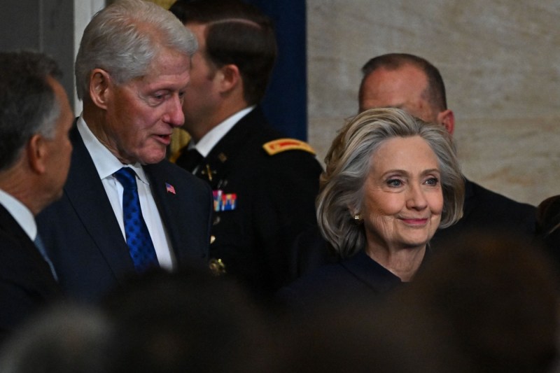 Bill and Hillary Clinton refuse to testify in the Epstein case. Threatened with