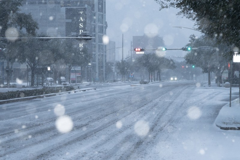 PHOTO/VIDEO Flights cancelled, roads closed and hundreds of thousands of people without electricity. The US is facing a major winter storm
