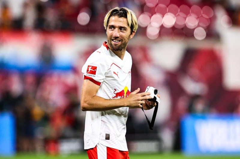 After his brother dies suddenly, a famous footballer quits his club team to take care of his father: