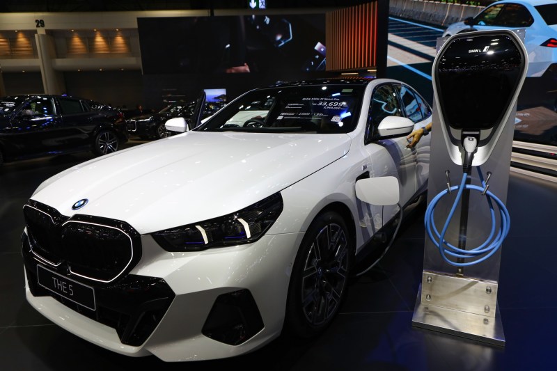 The electric war: BMW accelerates sales, Mercedes loses ground to the Chinese offensive from BYD