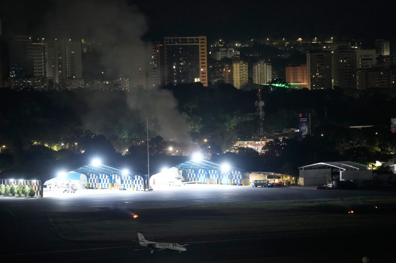 VIDEO Strong explosions and columns of smoke in the capital of Venezuela, Caracas. Parts of the city remained without electricity