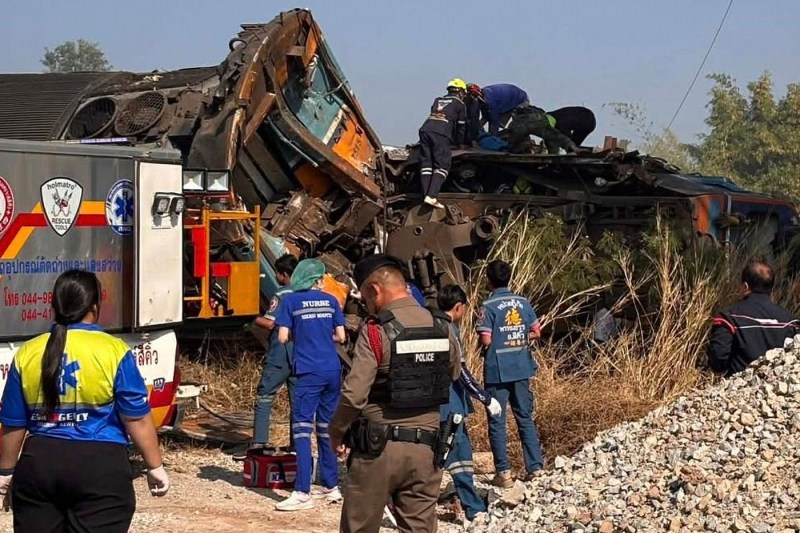 PHOTO Dozens dead and injured after a crane collapsed on a train in Thailand