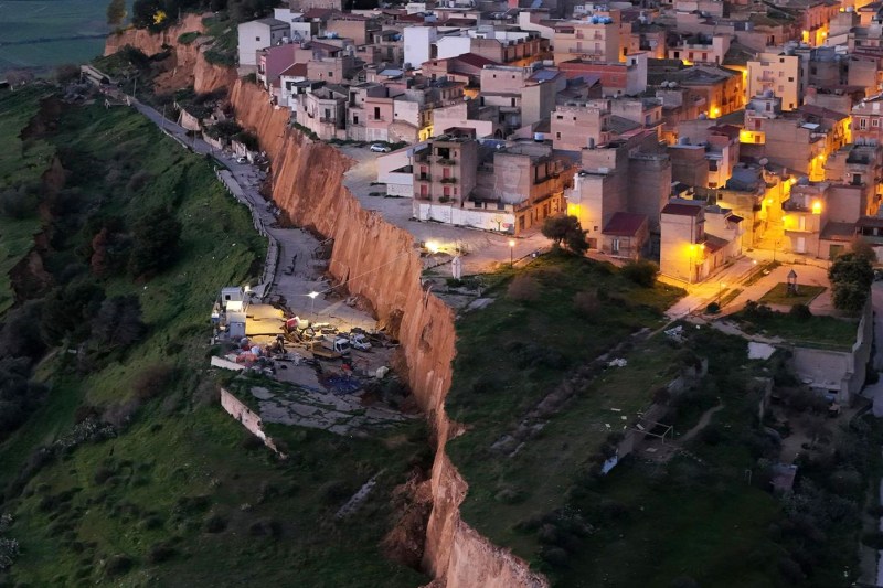 PHOTO Catastrophic landslide in Sicily. The edge of a city broke over a length of 4 kilometers