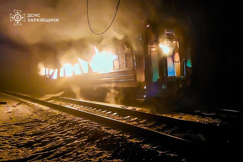PHOTO/VIDEO Passenger train, with more than 200 people in it, on fire after a Russian drone bombing in Kharkiv. The balance of victims