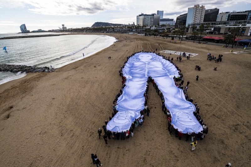 PHOTO/VIDEO A gigantic portrait appeared on a beach in Barcelona