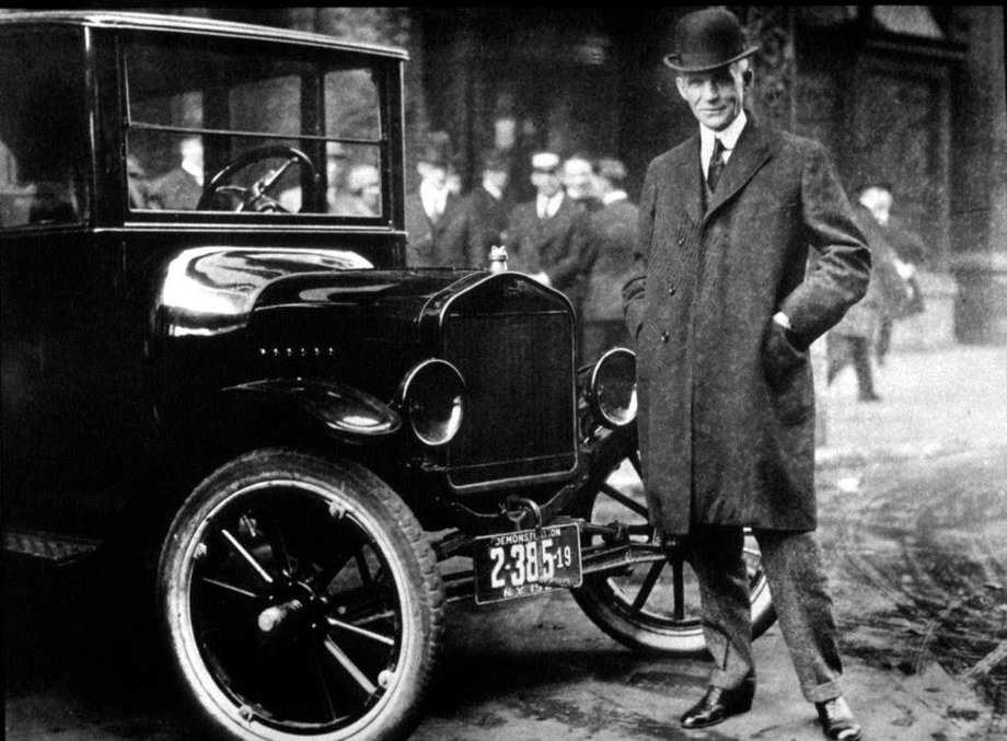 Henry Ford zbudował swoją fortunę, wprowadzając masową produkcję samochodów i tworząc Model T. 