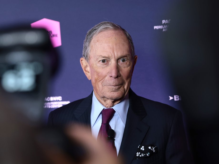 Michael Bloomberg został miliarderem, zakładając firmę Bloomberg LP i sprzedając dane finansowe. 