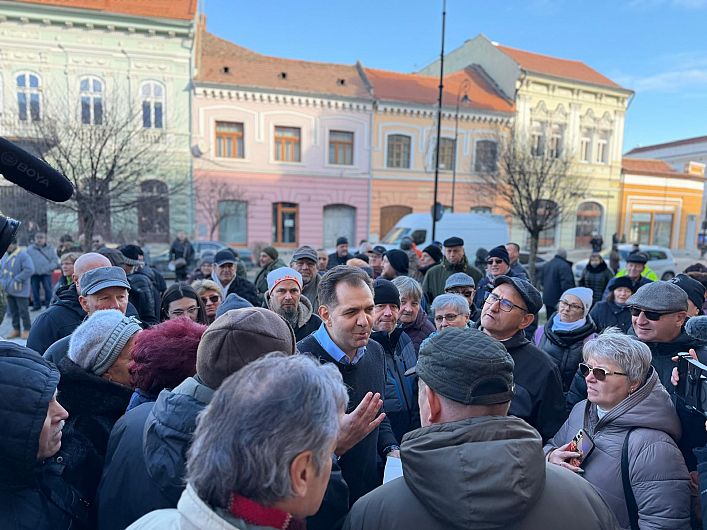 Hundreds of people protested on Monday against the increase in fees and taxes, in front of the City Hall in Sfântu Gheorghe. The mayor came out among the protesters: 