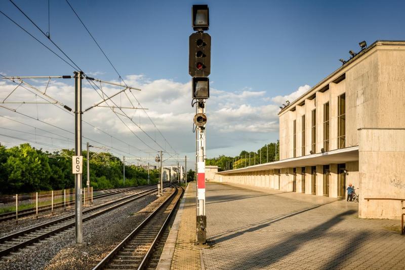 Băneasa train station, royal symbol of the Capital, is on the dead line. It has huge value, but it is missing from the List of Monuments in Bucharest
